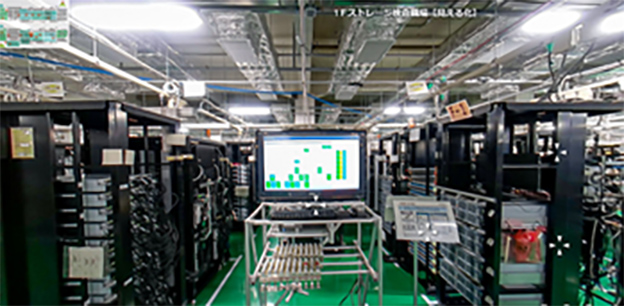 画像：ITプラットフォーム製品を生産する神奈川事業所。IoTを活用した品質の管理・向上、ビッグデータやAIによる効率化に取り組んでいます。